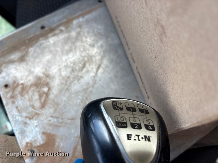 image for item ET7309 2016 Peterbilt 348 truck cab and chassis