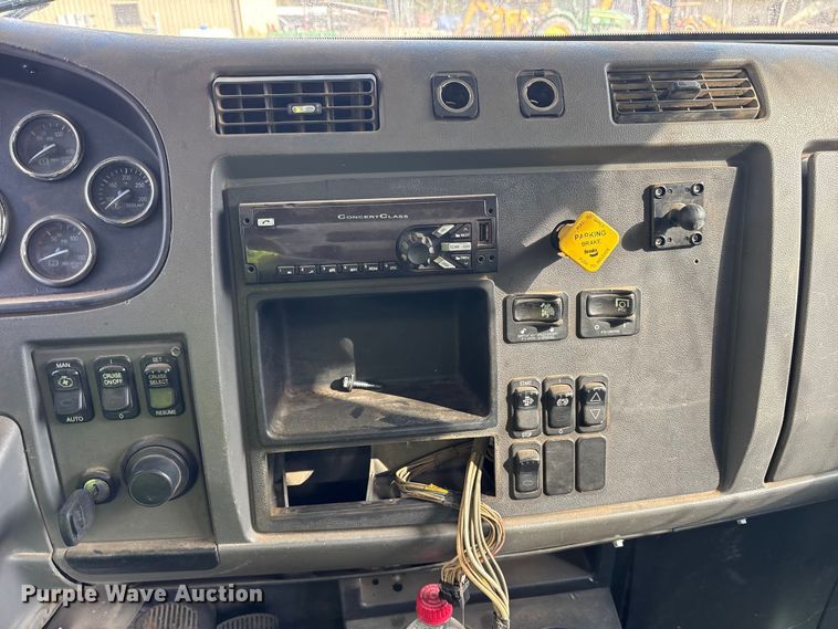 image for item ET7309 2016 Peterbilt 348 truck cab and chassis