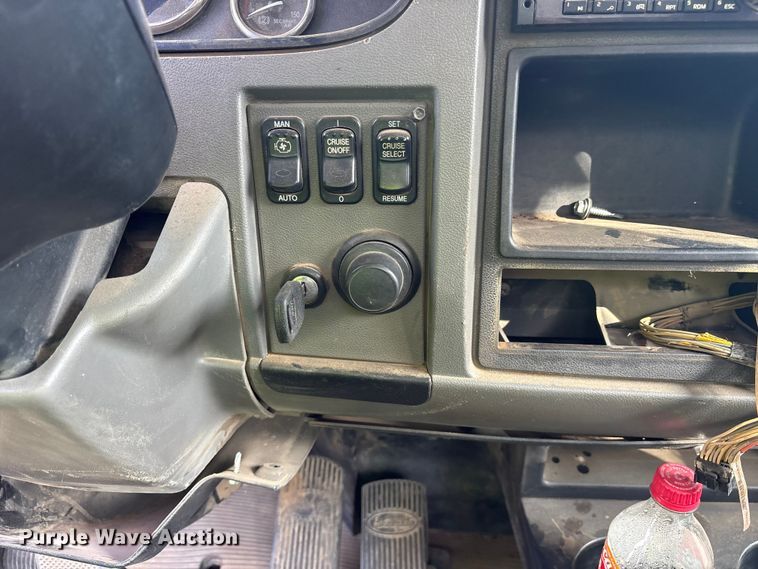 image for item ET7309 2016 Peterbilt 348 truck cab and chassis