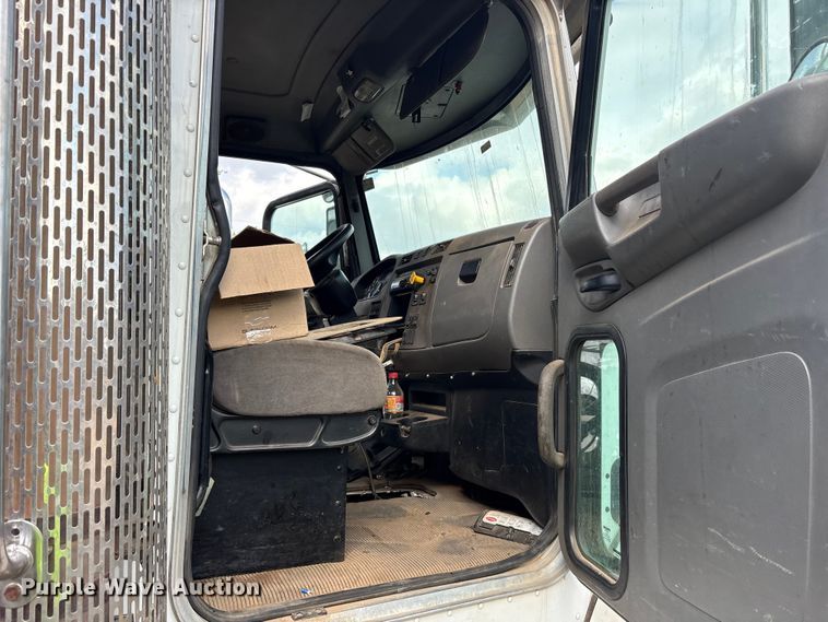 image for item ET7309 2016 Peterbilt 348 truck cab and chassis