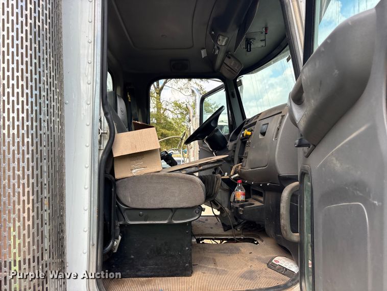 image for item ET7309 2016 Peterbilt 348 truck cab and chassis