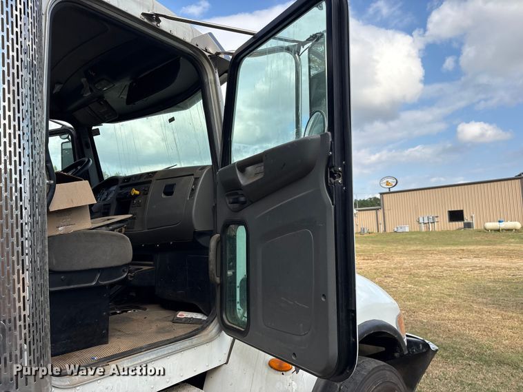 image for item ET7309 2016 Peterbilt 348 truck cab and chassis