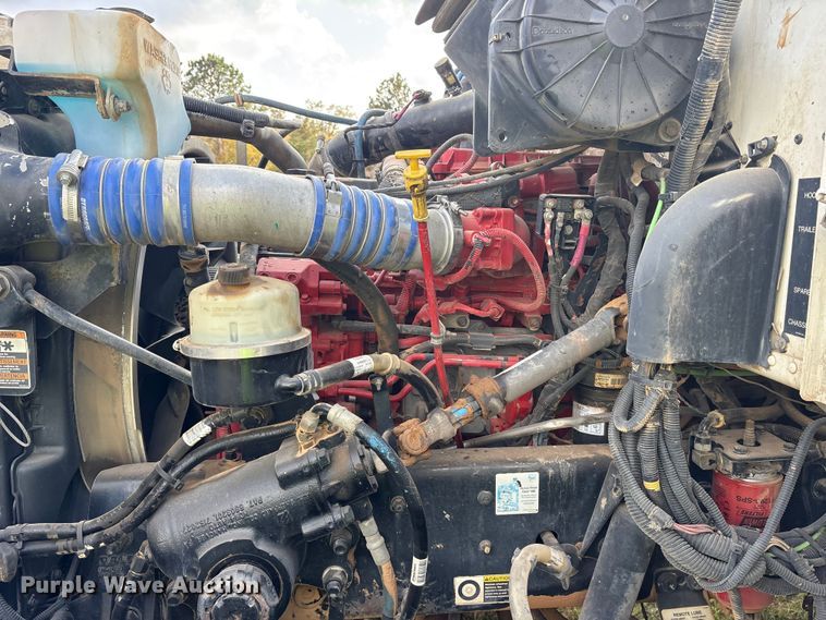 image for item ET7309 2016 Peterbilt 348 truck cab and chassis