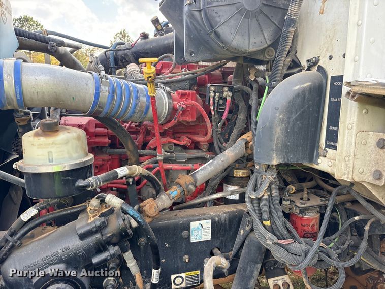 image for item ET7309 2016 Peterbilt 348 truck cab and chassis