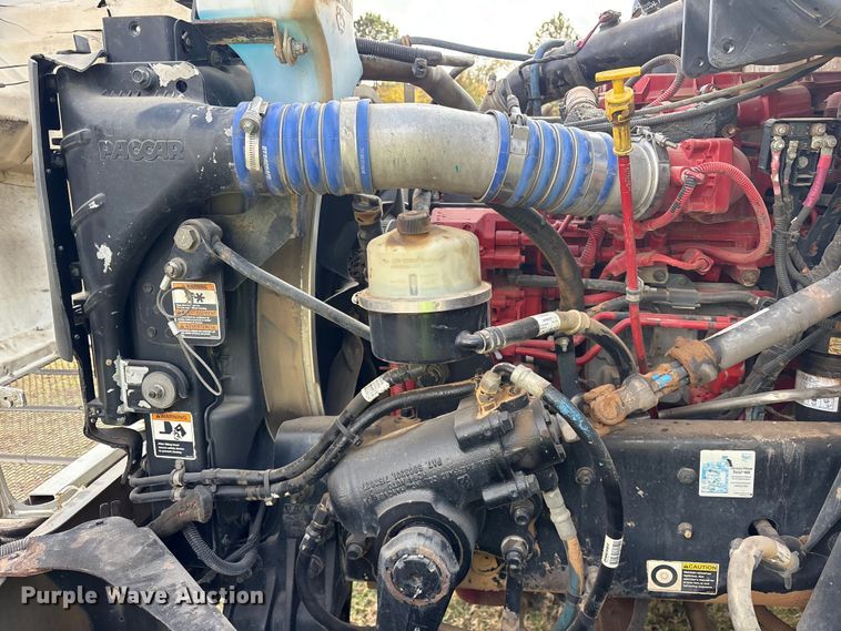 image for item ET7309 2016 Peterbilt 348 truck cab and chassis