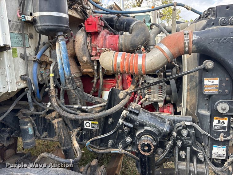 image for item ET7309 2016 Peterbilt 348 truck cab and chassis