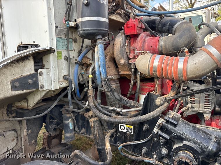 image for item ET7309 2016 Peterbilt 348 truck cab and chassis