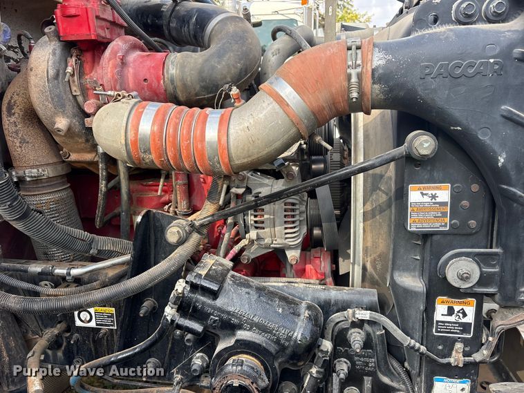 image for item ET7309 2016 Peterbilt 348 truck cab and chassis