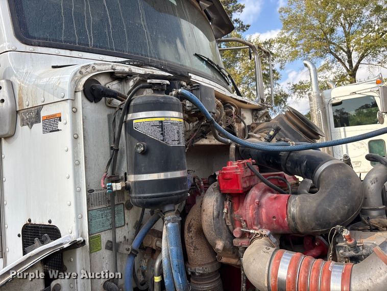 image for item ET7309 2016 Peterbilt 348 truck cab and chassis