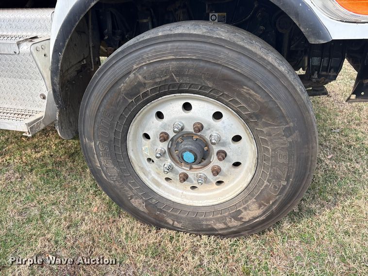 image for item ET7309 2016 Peterbilt 348 truck cab and chassis