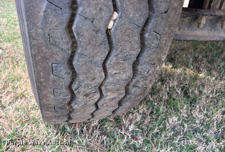 image for item ET7309 2016 Peterbilt 348 truck cab and chassis