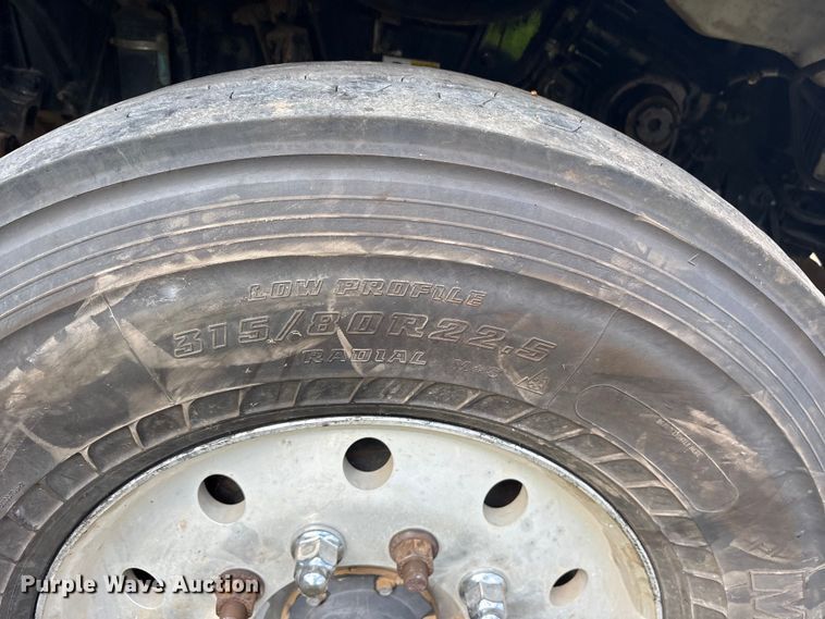 image for item ET7309 2016 Peterbilt 348 truck cab and chassis