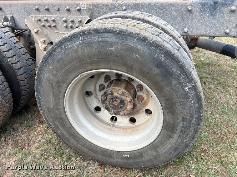 image for item ET7309 2016 Peterbilt 348 truck cab and chassis