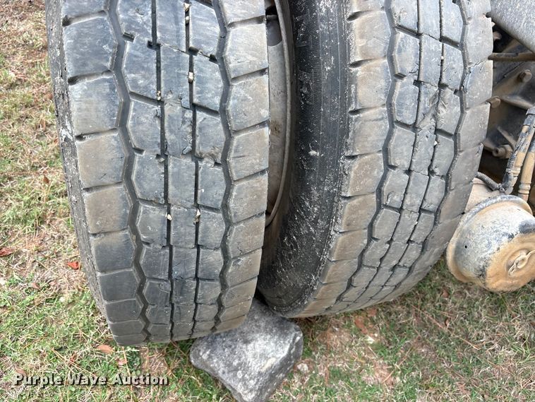 image for item ET7309 2016 Peterbilt 348 truck cab and chassis