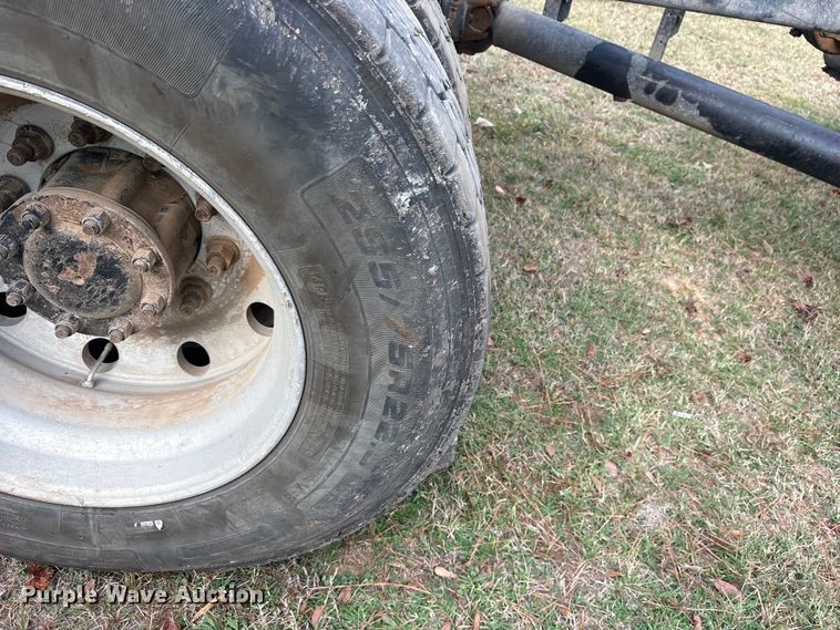 image for item ET7309 2016 Peterbilt 348 truck cab and chassis