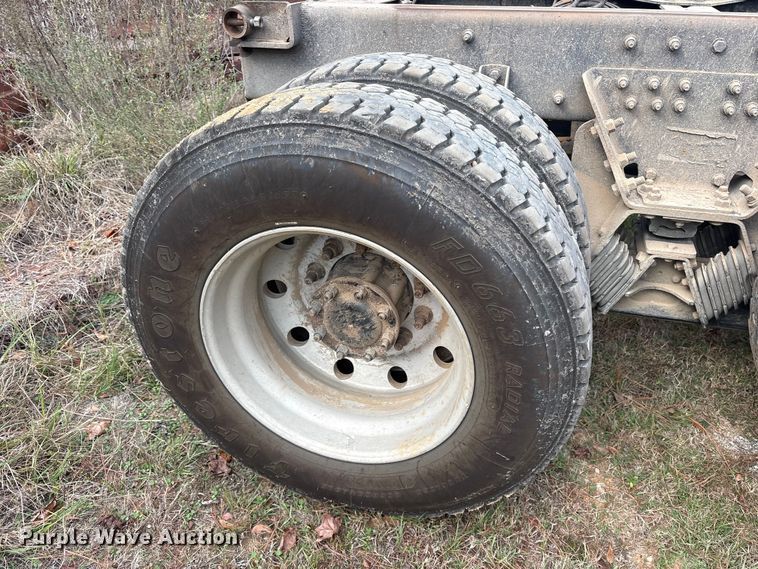 image for item ET7309 2016 Peterbilt 348 truck cab and chassis