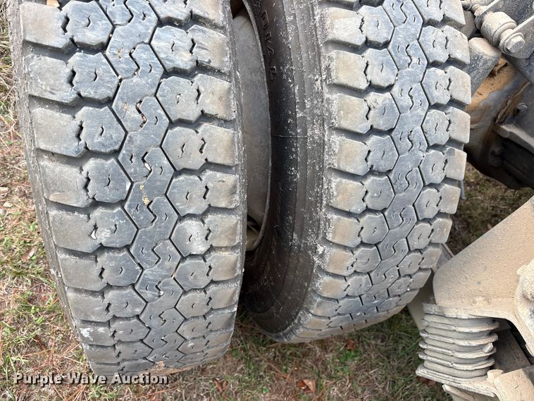 image for item ET7309 2016 Peterbilt 348 truck cab and chassis