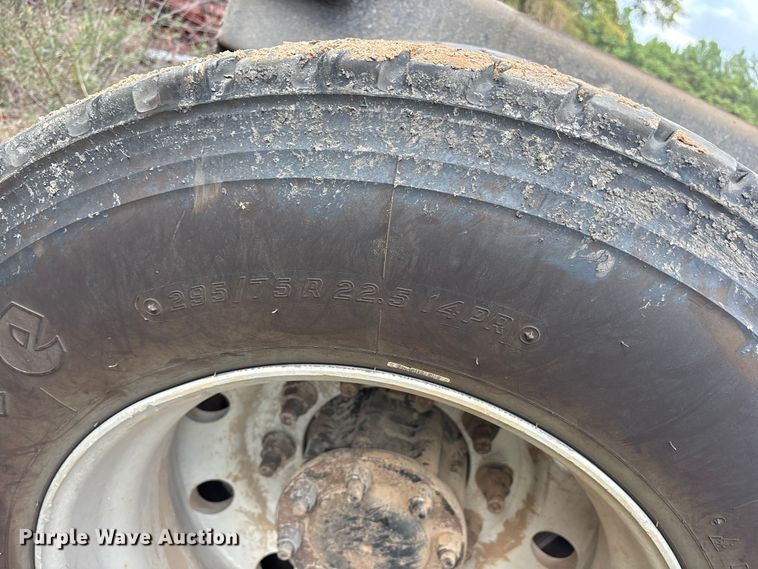 image for item ET7309 2016 Peterbilt 348 truck cab and chassis