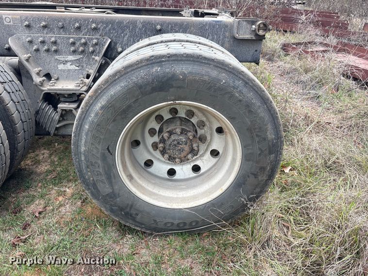 image for item ET7309 2016 Peterbilt 348 truck cab and chassis