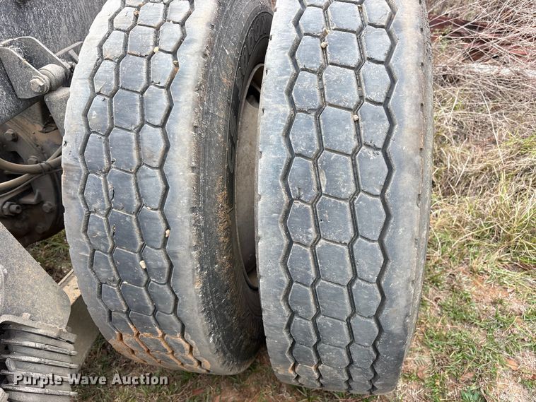 image for item ET7309 2016 Peterbilt 348 truck cab and chassis