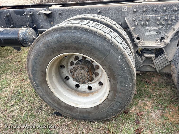 image for item ET7309 2016 Peterbilt 348 truck cab and chassis