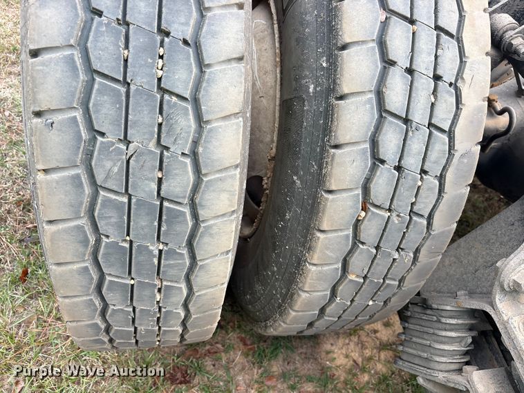 image for item ET7309 2016 Peterbilt 348 truck cab and chassis