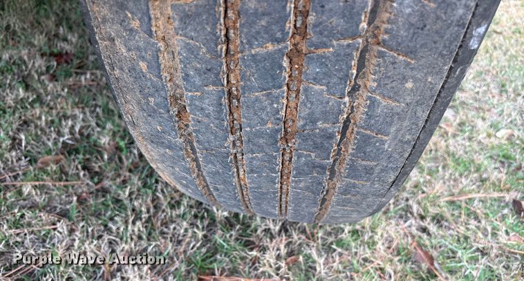 image for item ET7309 2016 Peterbilt 348 truck cab and chassis