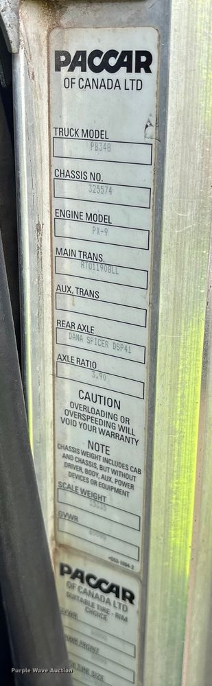 image for item ET7309 2016 Peterbilt 348 truck cab and chassis