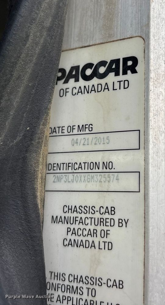 image for item ET7309 2016 Peterbilt 348 truck cab and chassis