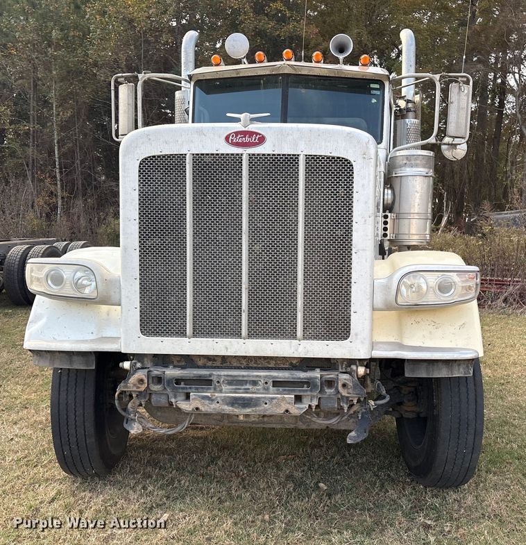 image for item ET7310 2015 Peterbilt 389 semi truck
