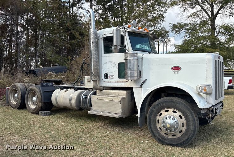 image for item ET7310 2015 Peterbilt 389 semi truck
