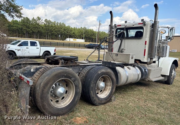 image for item ET7310 2015 Peterbilt 389 semi truck
