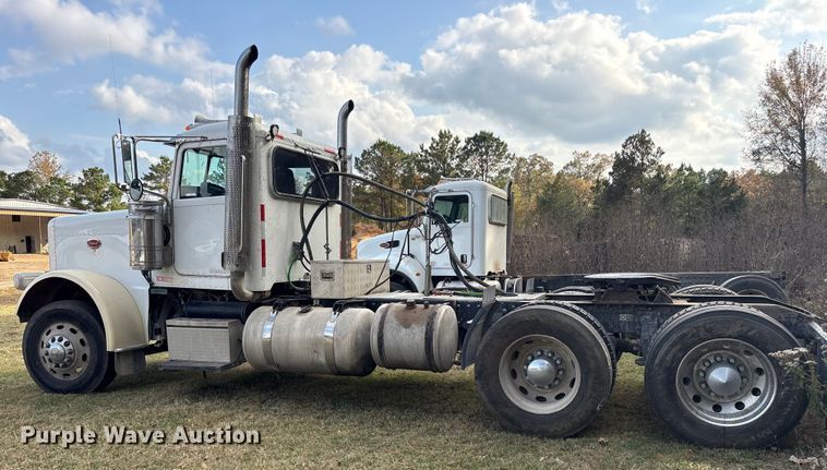 image for item ET7310 2015 Peterbilt 389 semi truck