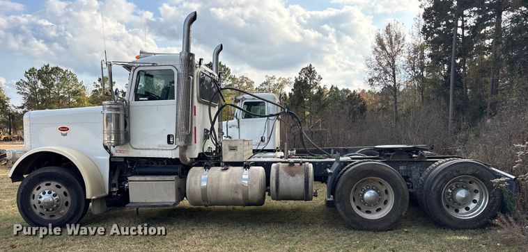 image for item ET7310 2015 Peterbilt 389 semi truck