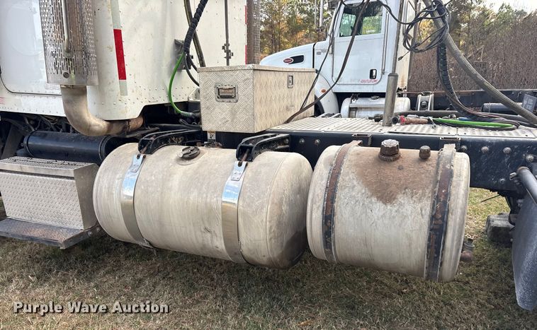 image for item ET7310 2015 Peterbilt 389 semi truck