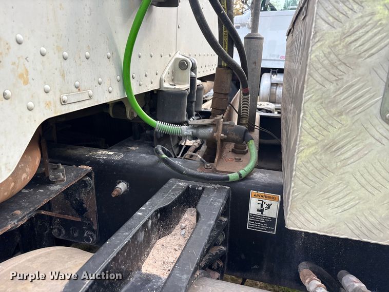 image for item ET7310 2015 Peterbilt 389 semi truck