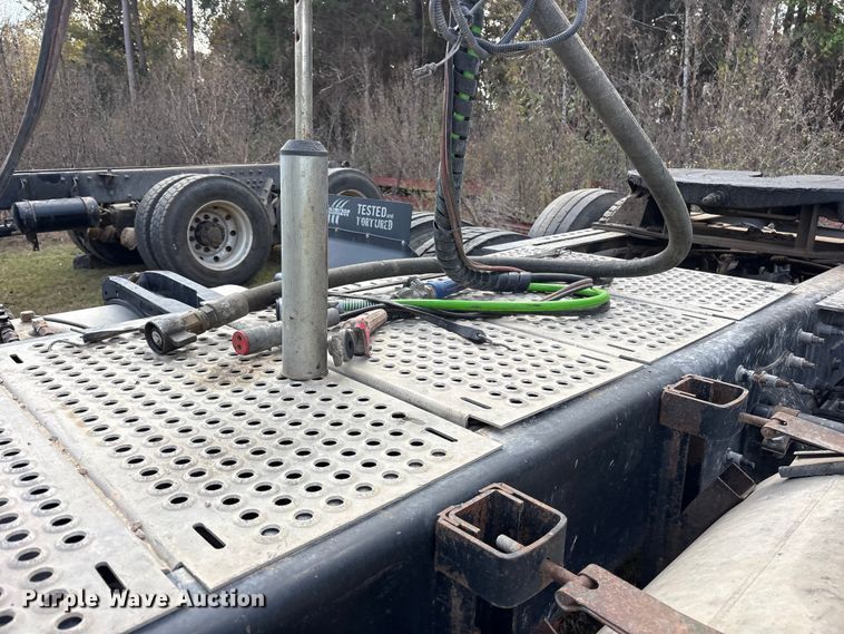 image for item ET7310 2015 Peterbilt 389 semi truck