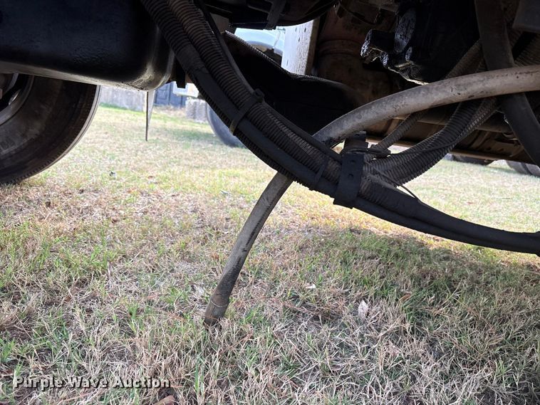 image for item ET7310 2015 Peterbilt 389 semi truck