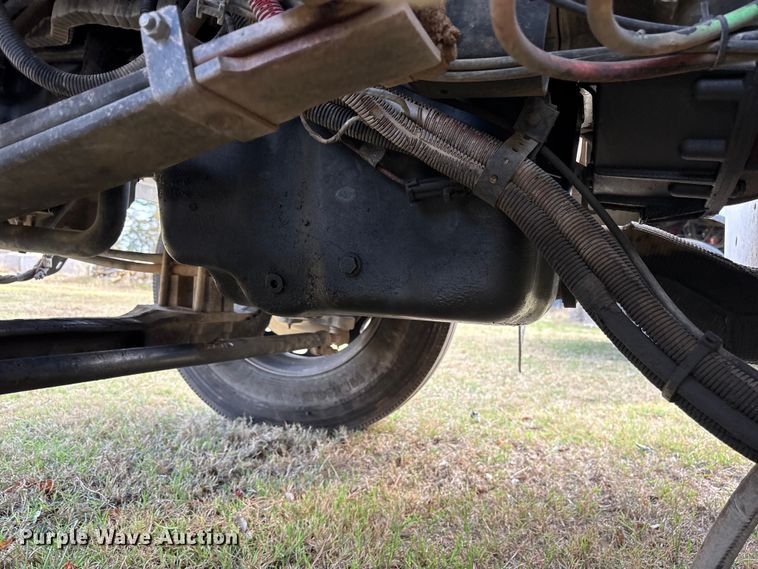 image for item ET7310 2015 Peterbilt 389 semi truck