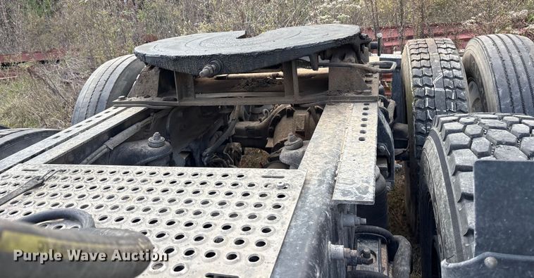 image for item ET7310 2015 Peterbilt 389 semi truck