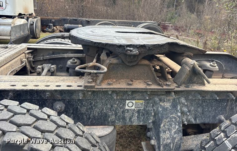 image for item ET7310 2015 Peterbilt 389 semi truck