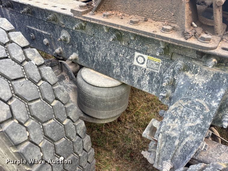 image for item ET7310 2015 Peterbilt 389 semi truck