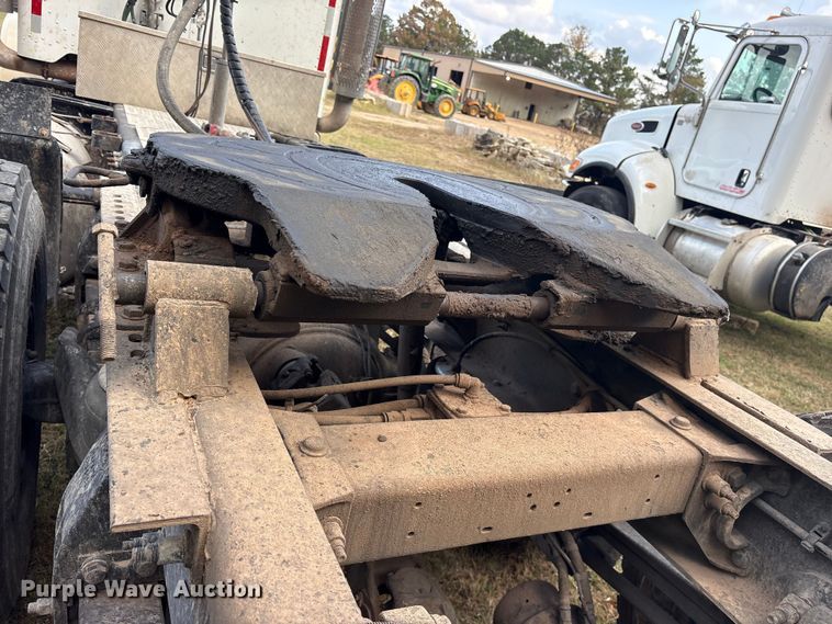 image for item ET7310 2015 Peterbilt 389 semi truck