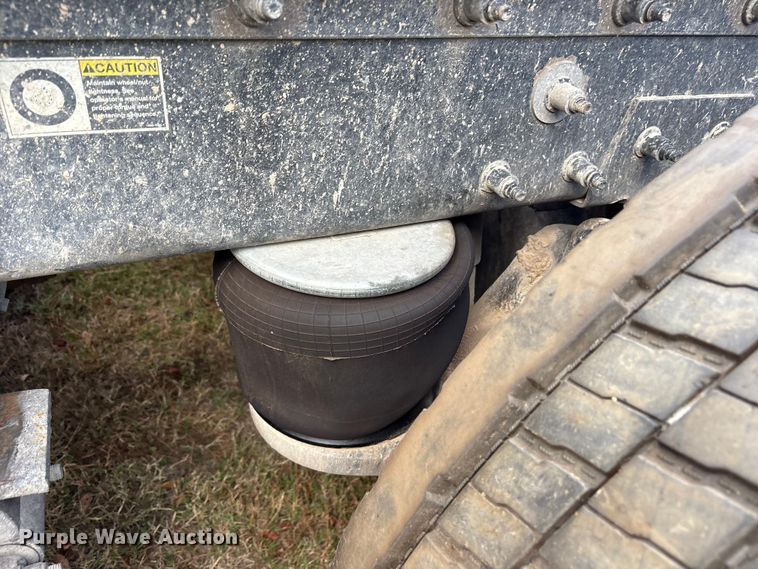 image for item ET7310 2015 Peterbilt 389 semi truck