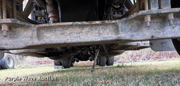 image for item ET7310 2015 Peterbilt 389 semi truck