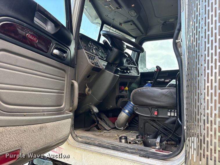 image for item ET7310 2015 Peterbilt 389 semi truck