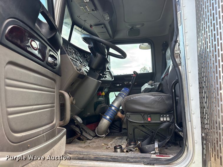 image for item ET7310 2015 Peterbilt 389 semi truck