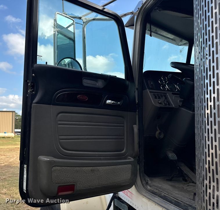 image for item ET7310 2015 Peterbilt 389 semi truck