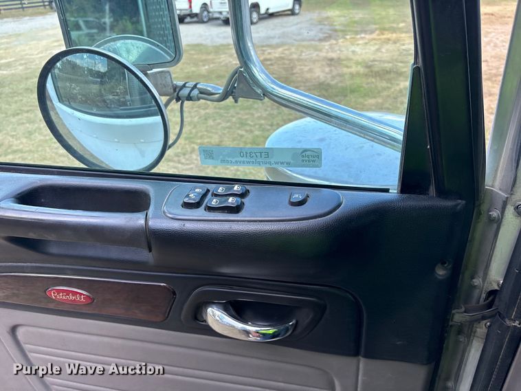 image for item ET7310 2015 Peterbilt 389 semi truck