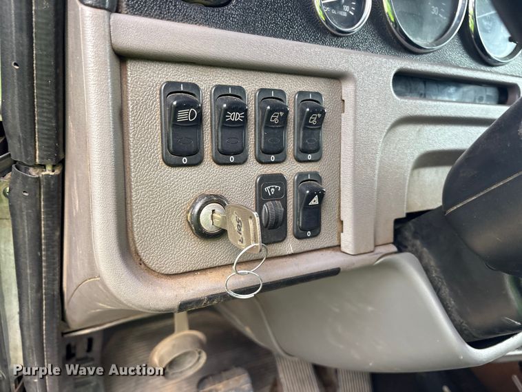 image for item ET7310 2015 Peterbilt 389 semi truck